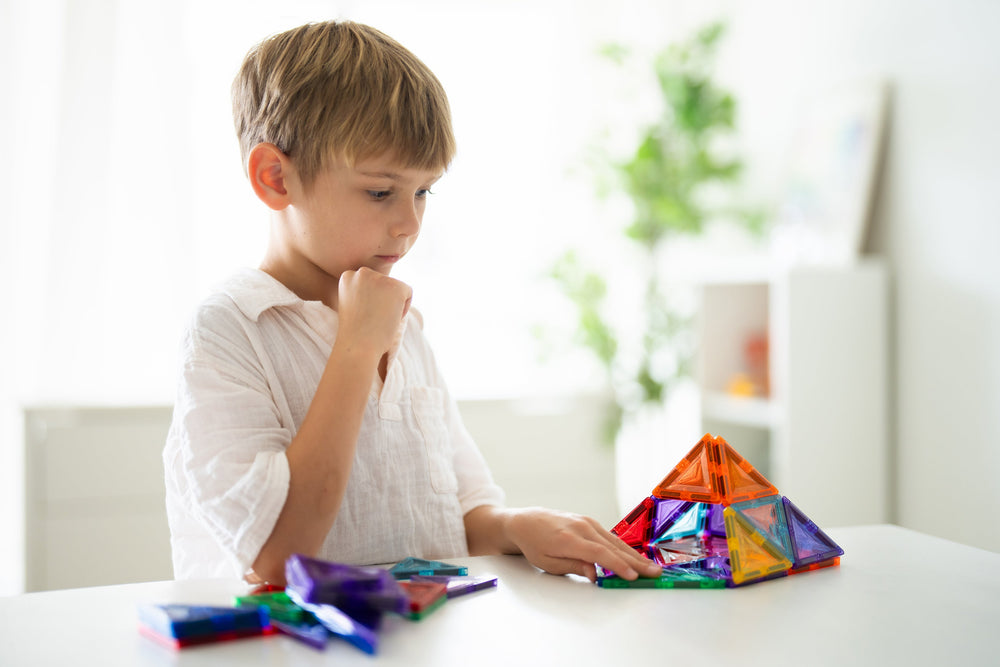 Wenn der Winter nach drinnen zieht: Wie Kinder mit Magneo kreativ, ruhig und konzentriert spielen