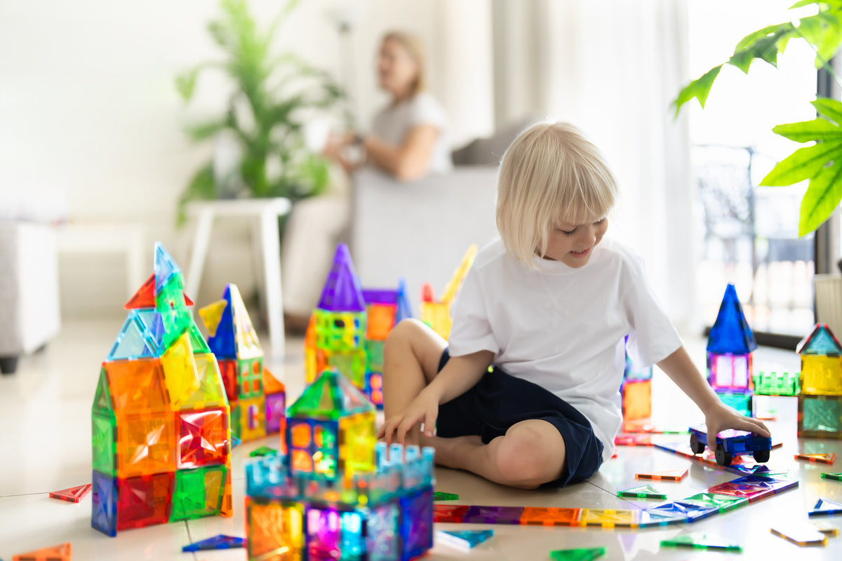 Mehr Fokus im Spiel: Warum magnetische Bausteine die Konzentration von Kindern fördern